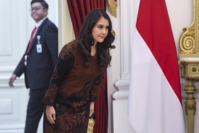 Ratu Ayu Isyana Bagoes Oka berjalan saat dipanggil Presiden Prabowo Subianto dalam pengumuman jajaran menteri Kabinet Merah Putih di Istana Merdeka, Jakarta, Minggu (20/10/2024). Foto: Muhammad Adimaja/ANTARA FOTO