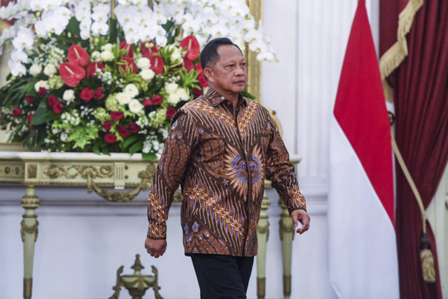 Muhammad Tito Karnavian berjalan saat dipanggil Presiden Prabowo Subianto dalam pengumuman jajaran menteri Kabinet Merah Putih di Istana Merdeka, Jakarta, Minggu (20/10/2024). Foto: Muhammad Adimaja/ANTARA FOTO