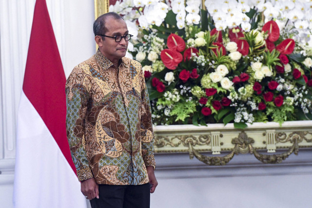 Wakil Menteri Hukum, Edward Omar Sharif Hiariej  berjalan saat dipanggil Presiden Prabowo Subianto dalam pengumuman jajaran menteri Kabinet Merah Putih di Istana Merdeka, Jakarta, Minggu (20/10/2024). Foto: Muhammad Adimaja/ANTARA FOTO