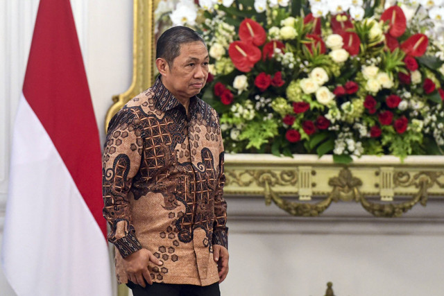 Wakil Menteri Luar Negeri, Muhammad Anis Matta berjalan saat dipanggil Presiden Prabowo Subianto dalam pengumuman jajaran menteri Kabinet Merah Putih di Istana Merdeka, Jakarta, Minggu (20/10/2024). Foto: Muhammad Adimaja/ANTARA FOTO