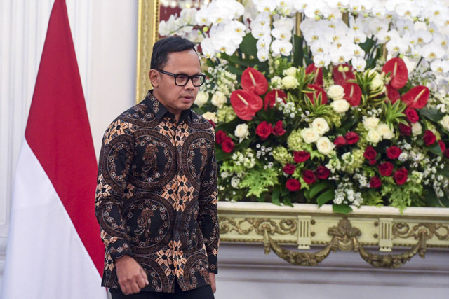 Wakil Mendagri, Bima Arya Sugiarto berjalan saat dipanggil Presiden Prabowo Subianto dalam pengumuman jajaran menteri Kabinet Merah Putih di Istana Merdeka, Jakarta, Minggu (20/10/2024). Foto: Muhammad Adimaja/ANTARA FOTO