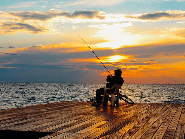 Ilustrasi karakter orang yang hobi mancing. Sumber: pexels.com/Snapwire.