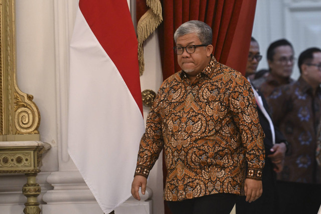 Wakil Menteri Perumahan dan Kawasan Permukiman, Fahri Hamzah berdiri saat dipanggil Presiden Prabowo Subianto dalam pengumuman jajaran menteri Kabinet Merah Putih di Istana Merdeka, Jakarta, Minggu (20/10/2024). Foto: Hafidz Mubarak/ANTARA FOTO