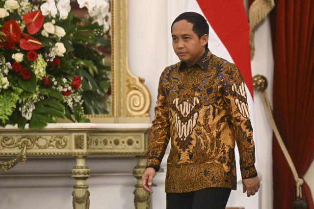 Menteri Kehutanan, Raja Juli Antoni berdiri saat dipanggil Presiden Prabowo Subianto dalam pengumuman jajaran menteri Kabinet Merah Putih di Istana Merdeka, Jakarta, Minggu (20/10/2024). Foto: Hafidz Mubarak/ANTARA FOTO