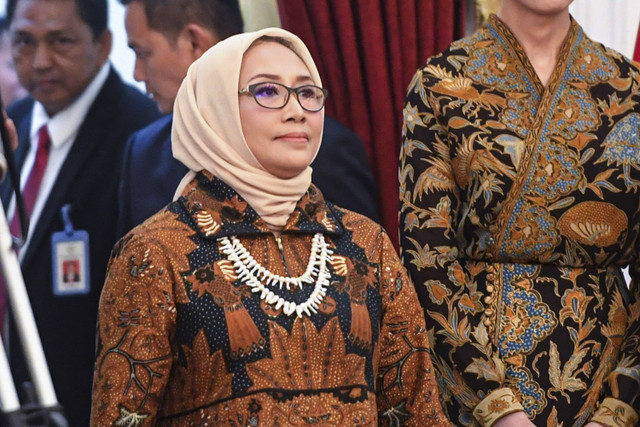 Menteri Pemberdayaan Perempuan dan Perlindungan Anak, Arifatul Choiri Fauzi berdiri saat dipanggil Presiden Prabowo Subianto dalam pengumuman jajaran menteri Kabinet Merah Putih di Istana Merdeka, Jakarta, Minggu (20/10/2024). Foto: Muhammad Adimaja/ANTARA FOTO