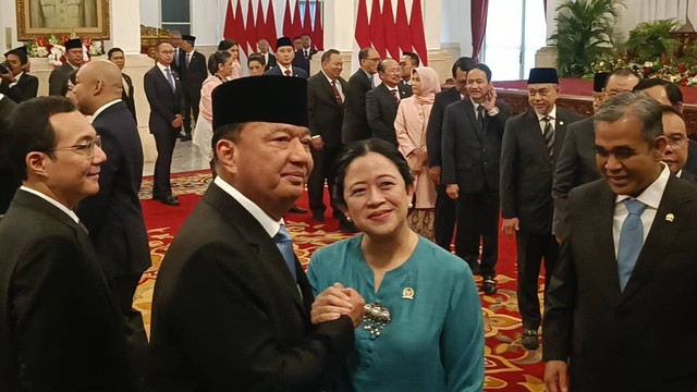 Ketua DPR Puan Maharani (kanan) berjabat tangan dengan Menkopolkam Budi Gunawan usai Pelantikan Menteri Kabinet Merah Putih di Istana Negara, Jakarta, Senin (21/10/2024). Foto: Zamachsyari/kumparan