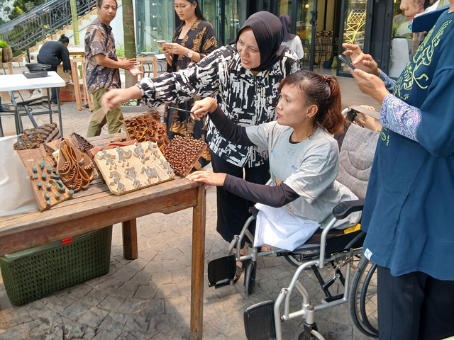 PNM dan JAMKRINDO gelar pelatihan kewirausahaan membatik untuk perempuan penyandang disabilitas bersama Yayasan Kreasi Tuli Indonesia di Karawang. Foto: Dok. PNM