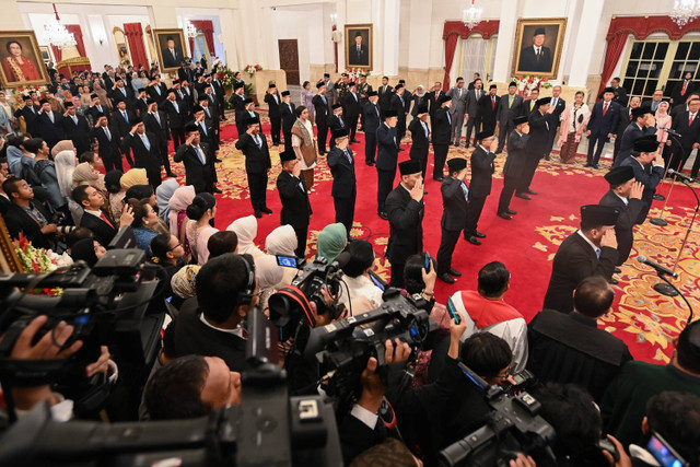 Sejumlah menteri dan kepala lembaga tinggi negara Kabinet Merah Putih mengikuti prosesi pelantikan di Istana Negara, Jakarta, Senin (21/10/2024). Foto: Sigid Kurniawan/ANTARA FOTO 