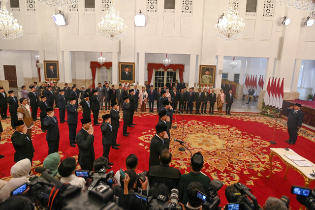 Presiden Prabowo Subianto (kanan) melantik menteri dan kepala lembaga tinggi negara Kabinet Merah Putih di Istana Negara, Jakarta, Senin (21/10/2024). Foto: Sigid Kurniawan/ANTARA FOTO 