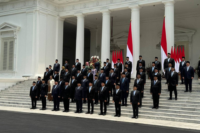 Presiden Prabowo Subianto dan Wapres Gibran Rakabuming Raka bersama Menteri Kabinet Merah Putih foto bersama usai pelantikan di Istana Merdeka, Jakarta, Senin (21/10/2024). Foto: Luthfi Humam/kumparan