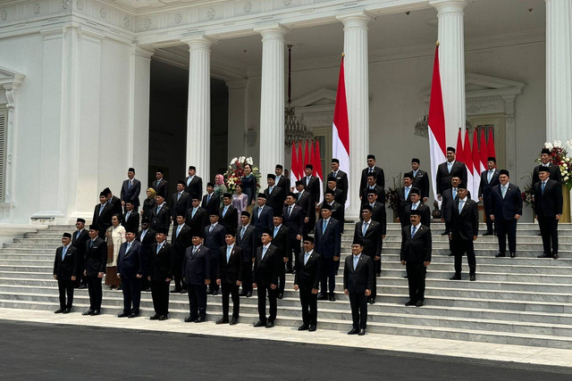 Presiden Prabowo Subianto dan Wapres Gibran Rakabuming Raka bersama Menteri Kabinet Merah Putih foto bersama usai pelantikan di Istana Merdeka, Jakarta, Senin (21/10/2024). Foto: Luthfi Humam/kumparan