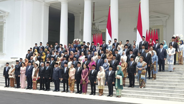 Presiden Prabowo Subianto dan Wapres Gibran Rakabuming Raka bersama Menteri Kabinet Merah Putih dan pendamping saat foto bersama usai pelantikan di Istana Merdeka, Jakarta, Senin (21/10/2024). Foto: Luthfi Humam/kumparan