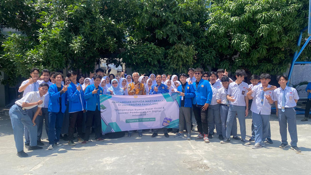 Foto bersama dengan Guru, Dosen, Mahasiswa/i dan Murid SMAN 12 Tangerang Selatan.(Dokumentasi Pribadi)