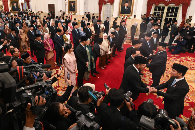 Presiden Prabowo Subianto (kedua kanan) dan Wapres Gibran Rakabuming Raka (kanan) berjabat tangan dengan jajaran menteri dan kepala badan setingkat menteri dalam Kabinet Merah Putih usai pelantikan di Istana Negara, Jakarta, Senin (21/10/2024). Foto: Sigid Kurniawan/ANTARA FOTO 