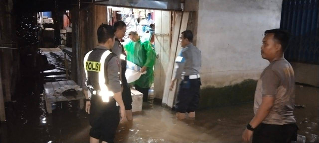 Polisi membantu evakuasi barang warga yang terdampak banjir di Pasar Nanga Pinoh. Foto: Dok. Polres Melawi