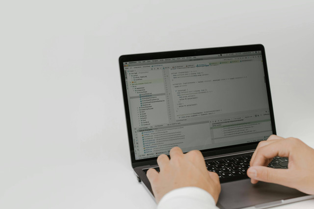 Memiliki laptop dengan spesifikasi yang mumpuni adalah hal yang wajib untuk coding. Foto: Pexels.com