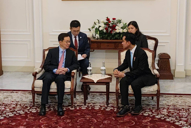 Wapres Gibran Rakabuming Raka menerima kunjungan Wapres China Han Zheng di Istana Wapres Jakarta, Senin (21/10/2024). Foto: Jonathan Devin/kumparan