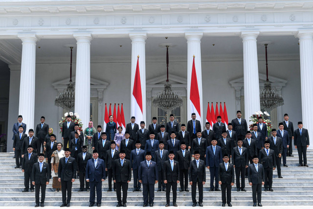 Presiden Prabowo Subianto didampingi Wapres Gibran Rakabuming Raka berfoto bersama jajaran Menteri dan Kepala Lembaga Tinggi Negara Kabinet Merah Putih yang baru dilantik di Istana Merdeka, Jakarta, Senin (21/10/2024). Foto: Hafidz Mubarak A/ ANTARA FOTO