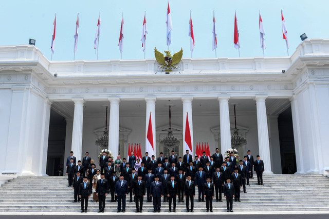 Presiden Prabowo Subianto didampingi Wapres Gibran Rakabuming Raka berfoto bersama jajaran Menteri dan Kepala Lembaga Tinggi Negara Kabinet Merah Putih yang baru dilantik di Istana Merdeka, Jakarta, Senin (21/10/2024). Foto: Hafidz Mubarak A/ ANTARA FOTO