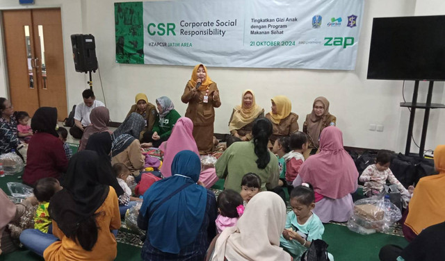 Kepala Dinas Pemberdayaan Perempuan, Perlindungan Anak dan Kependudukan (DP3AK) Provinsi Jawa Timur, Tri Wahyu Liswati (berdiri) dalam acara pembagian makanan bergizi kepada 100 anak stunting di Surabaya, Senin (21/10). Foto: Masruroh/Basra