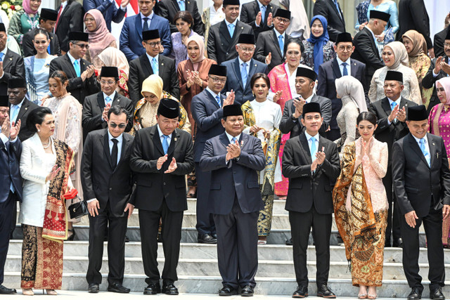 Presiden Prabowo Subianto didampingi Wapres Gibran Rakabuming Raka berfoto bersama jajaran Menteri dan Kepala Lembaga Tinggi Negara Kabinet Merah Putih yang baru dilantik di Istana Merdeka, Jakarta, Senin (21/10/2024). Foto: Hafidz Mubarak A/ ANTARA FOTO