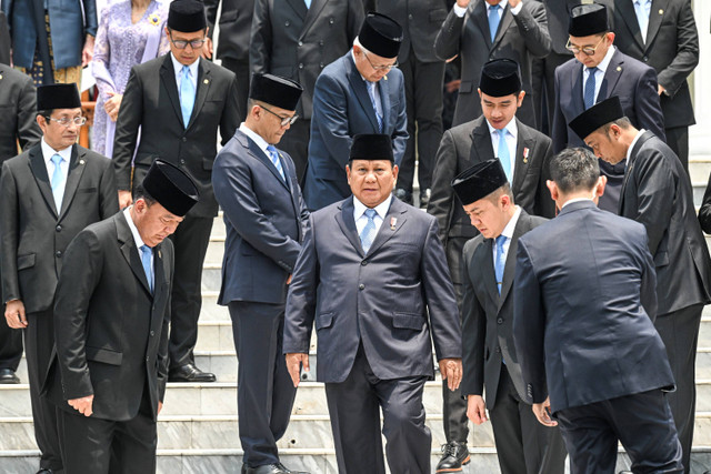 Presiden Prabowo Subianto didampingi Wapres Gibran Rakabuming Raka bersiap untuk berfoto bersama jajaran Menteri dan Kepala Lembaga Tinggi Negara Kabinet Merah Putih yang baru dilantik di Istana Merdeka, Jakarta, Senin (21/10/2024). Foto: Hafidz Mubarak A/ ANTARA FOTO