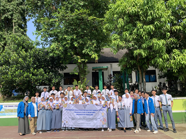 Kegiatan PKM Mahasiswa UNPAM di SMA Negeri 2 Rangkasbitung. (dokumen pribadi)