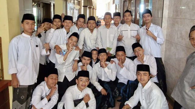 Potret santri yang setelah melaksanakan kegiatan Maulid di Pondok Pesantren Al-Barokah Cilandak Bandung. Foto Abdul Muhyi.