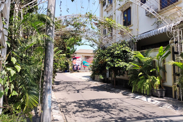 Suasana di depan gang rumah Jokowi di Kota Solo, Senin (21/10/2024). Foto: Arfiansyah Panji Purnandaru/kumparan