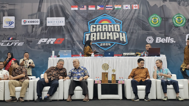 Ketua Umum PB Perpani sekaligus Steering Committee Grand Triumph 2024 Arsjad Rasjid (kedua dari kanan) pada peresmian Grand Triumph 2024. Foto: Dok. Istimewa