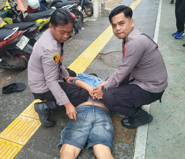 Polisi saat menangkap pelaku pembobol jok motor di Pontianak. Foto: Dok. Polsek Selatan