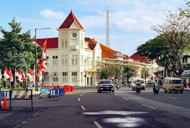 Tempat Nongkrong di Kota Tua Semarang. Foto Hanya Ilustrasi Bukan Tempat Sebenarnya. Sumber Foto: Unsplash.com/Salman Rameli