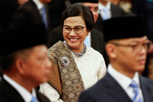 Menteri Keuangan Sri Mulyani mengikuti pelantikan menteri dan kepala lembaga tinggi negara Kabinet Merah Putih di Istana Negara, Jakarta, Senin (21/10/2024). Foto: Willy Kurniawan/REUTERS