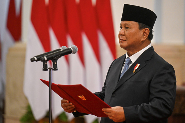 Presiden Prabowo Subianto membacakan sumpah saat upacara pelantikan menteri dan kepala lembaga tinggi negara Kabinet Merah Putih di Istana Negara, Jakarta, Senin (21/10/2024). Foto: Hafidz Mubarak A/ ANTARA FOTO