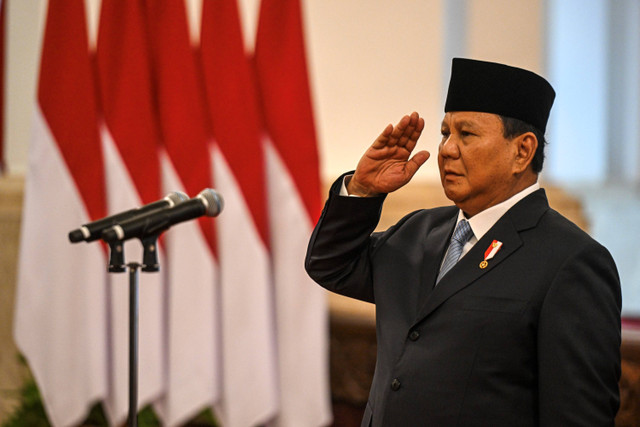 Presiden Prabowo Subianto memberi hormat ketika lagu Indonesia Raya berkumandang saat upacara pelantikan menteri dan kepala lembaga tinggi negara Kabinet Merah Putih di Istana Negara, Jakarta, Senin (21/10/2024). Foto: Hafidz Mubarak A/ ANTARA FOTO