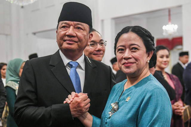 Ketua DPR Puan Maharani (kanan) berjabat tangan dengan Menteri Koordinator Bidang Politik dan Keamanan Budi Gunawan (kiri) usai pelantikan menteri dan kepala lembaga tinggi negara Kabinet Merah Putih di Istana Negara, Jakarta, Senin (21/10/2024). Foto: Hafidz Mubarak A/ ANTARA FOTO