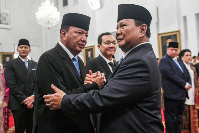 Presiden Prabowo Subianto (kanan) berjabat tangan dengan Menteri Koordinator Bidang Politik dan Keamanan Budi Gunawan (kiri) usai pelantikan menteri dan kepala lembaga tinggi negara Kabinet Merah Putih di Istana Negara, Jakarta, Senin (21/10/2024). Foto: Hafidz Mubarak A/ ANTARA FOTO