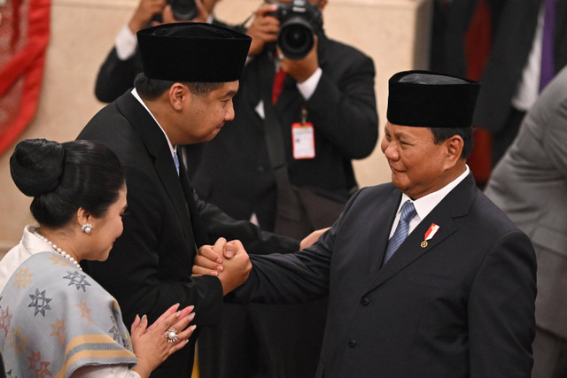 Presiden Prabowo Subianto (kanan) berjabat tangan dengan Menteri Perumahan dan Kawasan Permukiman Maruarar Sirait usai pelantikan menteri dan kepala badan setingkat menteri dalam Kabinet Merah Putih di Istana Negara, Jakarta, Senin (21/10/2024). Foto: Hafidz Mubarak A/ ANTARA FOTO