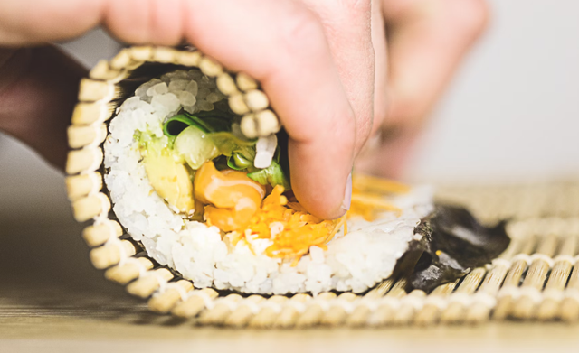 Perbedaan kimbab dan sushi. Sumber: Unsplash/Luigi Pozzoli