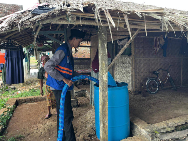 Kekeringan Melanda, Bantuan Air Bersih Bawa Kegembiraan Warga Pandeglang