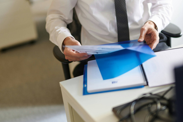 Gambaran dokumen pelamar yang dititipkan oleh orang dalam perusahaan. https://unsplash.com/photos/a-man-in-a-white-shirt-and-tie-holding-a-folder-mKYf6jV-rYo