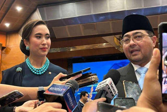 Menteri Pariwisata Widiyanti Putri Wardhana, dan Menteri Ekonomi Kreatif Teuku Riefky Harsya, dalam acara serah terima jabatan yang digelar di Balairung Soesilo Soedarman, Kementerian Pariwisata dan Ekonomi Kreatif, Jakarta, Senin (21/10). Foto: Andari Novianti/kumparan