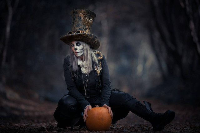 Sewa Kostum Halloween Bandung. Foto hanya ilustrasi bukan tempat sebenarnya. Sumber foto: Unsplash/Vytenis Malisauskas