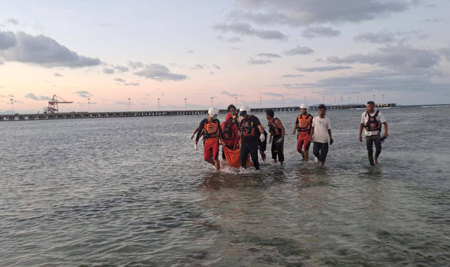 Korban yang ditemukan tenggelam di Dermaga PLTU Pantai Sebalang, Lampung Selatan. | Foto: Dok Humas Basarnas Lampung