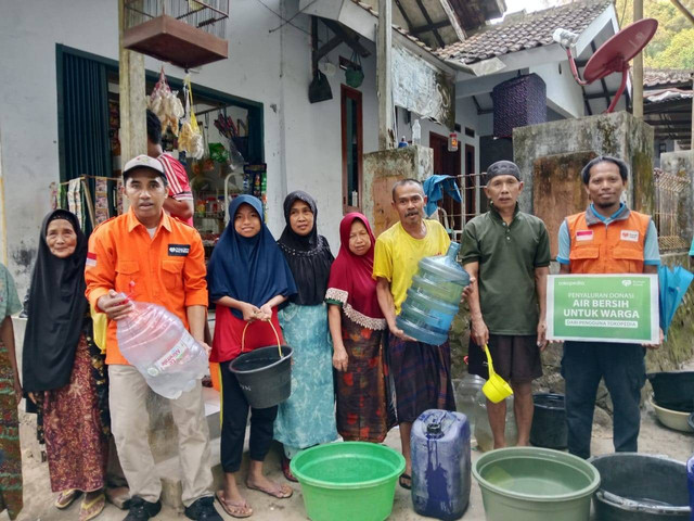  Penyaluran Air Bersih untuk Warga dari Pengguna Tokopedia.