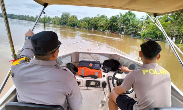 Petugas menyusuri Sungai Kapuas untuk melakukan pencarian terhadap 3 warga yang tenggelam. Foto: Dok. Polsek Belitang Hilir