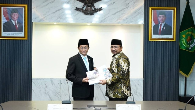 Menteri Agama (Menag) Periode 2020-2024, Yaqut Cholil Qoumas secara resmi menyerahkan jabatannya kepada Menag periode 2024-2029, Nasaruddin Umar di Kemenag, Jakarta, Senin (21/10/2024). Foto: Kemenag RI