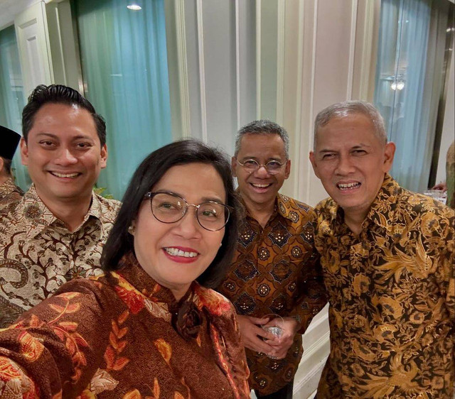 Menteri Keuangan Sri Mulyani bersua foto dengan tiga orang Wakil Menteri Keuangan. Foto: Instagram @smindrawati