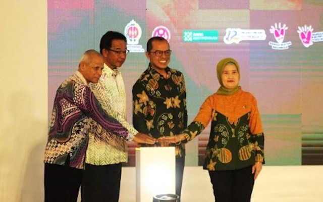 Sekda DIY Benny Harsono dalam pembukaan Fashion Show Hari Batik. Foto: istimewa