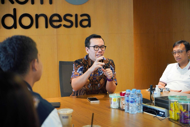 Direktur Digital Business Telkom Muhamad Fajrin Rasyid didampingi VP Digital Business Strategy and Governance Riza A. N. Rukmana saat memberikan pesan motivasi kepada peserta Digistar Class. Foto: Dok. Telkom